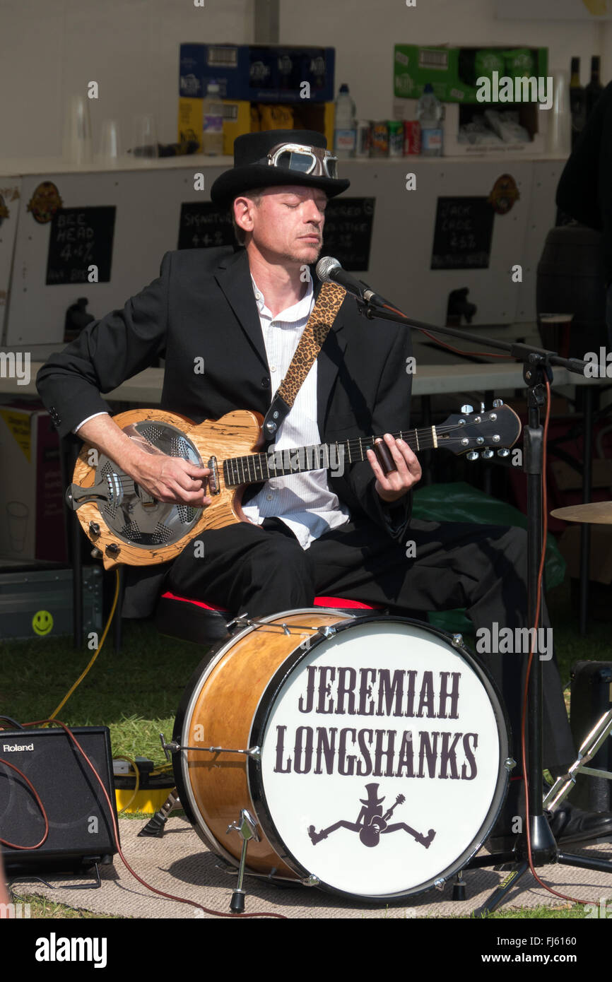 Musikalischer Künstler Gitarrist Jeremiah Longshanks an der Eastbourne SteamPunk-Festival im Jahr 2014, Eastbourne, East Sussex, England Stockfoto