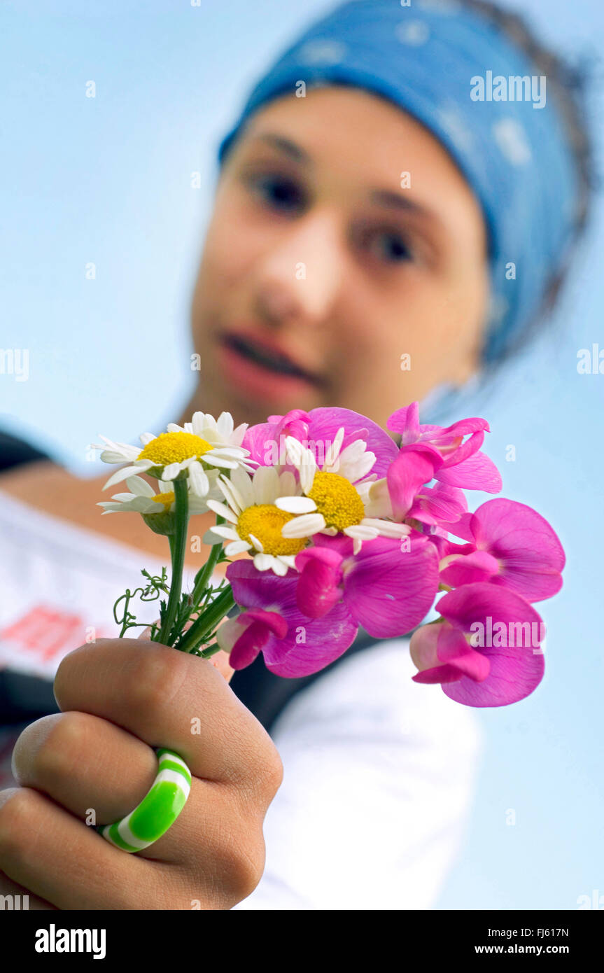 Blumen aus Bergen, Mädchen 14 Jahre alt, Frankreich Stockfoto