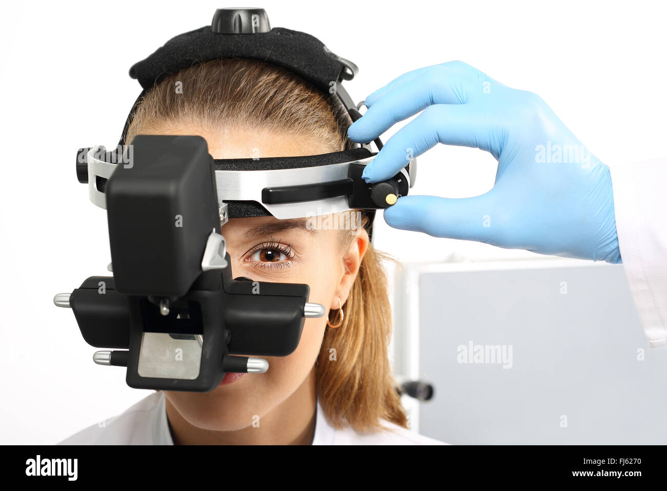 Augenarzt untersucht die Augen mit einem ophthalmologischen Gerät. Eine  Augenuntersuchung beim Augenarzt, Ophthalmoskop Stockfotografie - Alamy