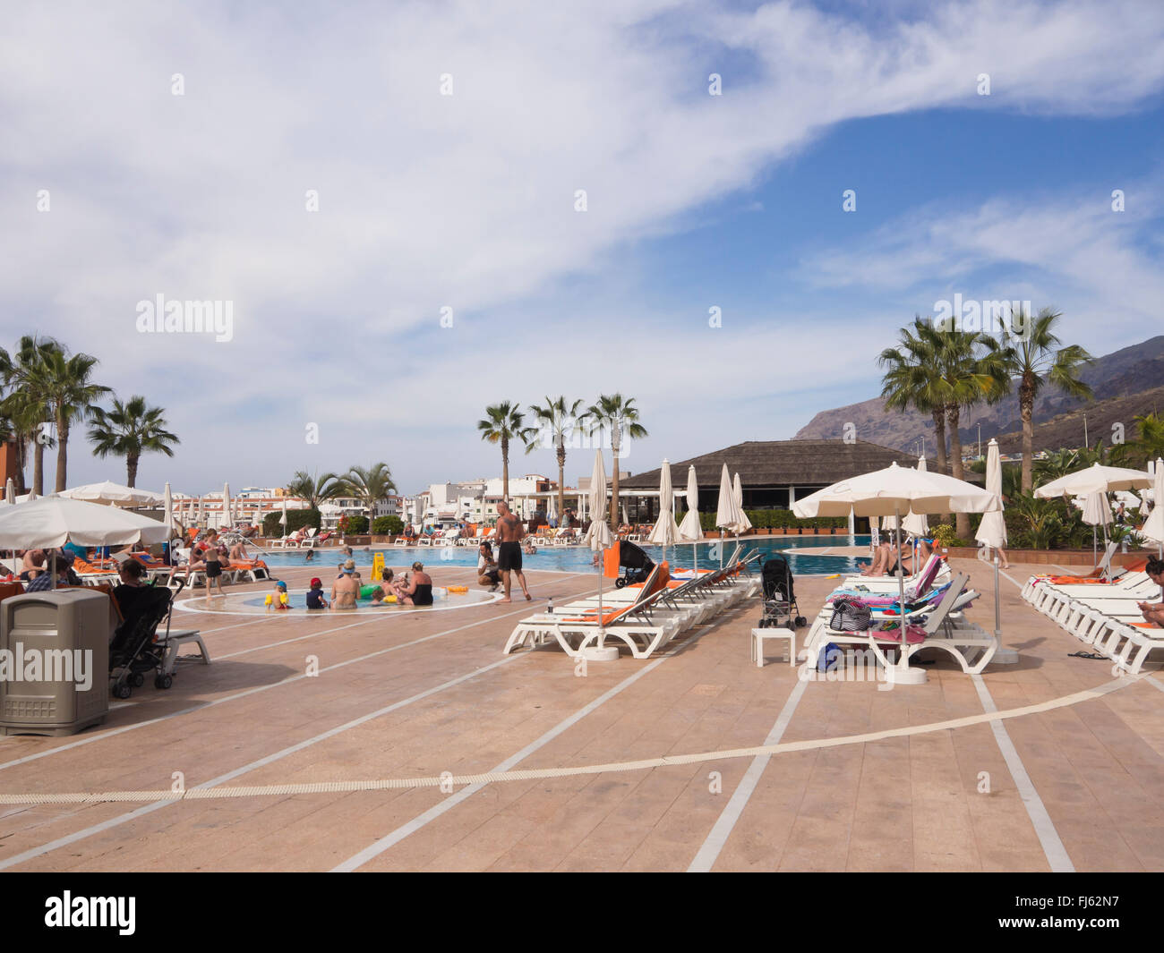 Der ideale Urlaub? Am Pool in der Sonne in das Urlaubsziel Teneriffa, Hotelresort Los Gigantes Stockfoto