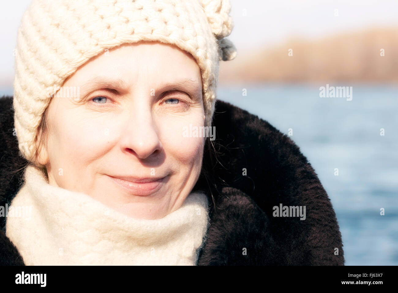 Porträt einer erwachsenen Frau tragen ein Fell und eine Wollmütze im winter Stockfoto