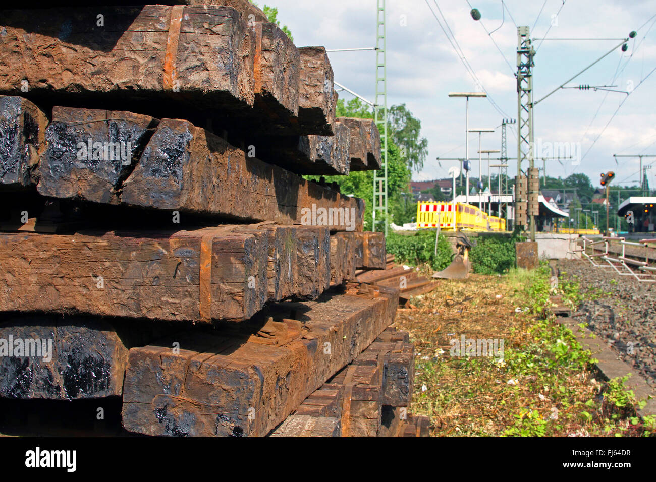 Stapeln von alten Eisenbahnschwellen, Deutschland Stockfoto