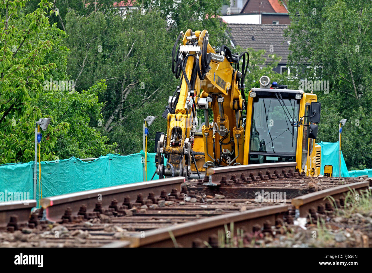 alten Eisenbahnschienen und zwei-Wege-Bagger, Deutschland Stockfoto