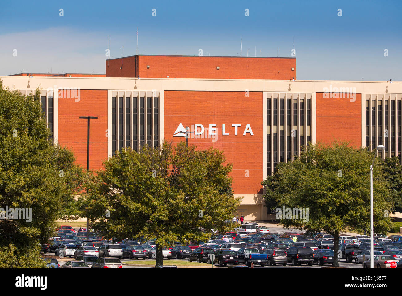 Gesamtansicht von der Delta Airlines Hauptquartier Hartsfield-Jackson Atlanta International Airport in Atlanta, Georgia. Stockfoto