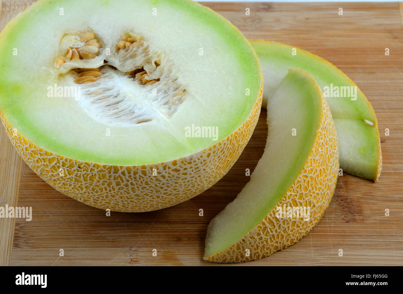 Eine Galia Melone auf ein Schneidbrett aus Holz. Stockfoto