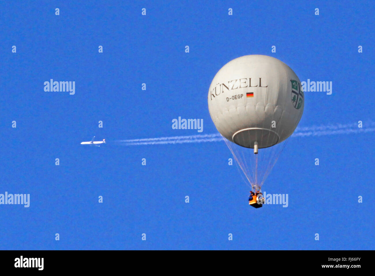 Fesselballon mit Flugzeug im Hintergrund Stockfoto