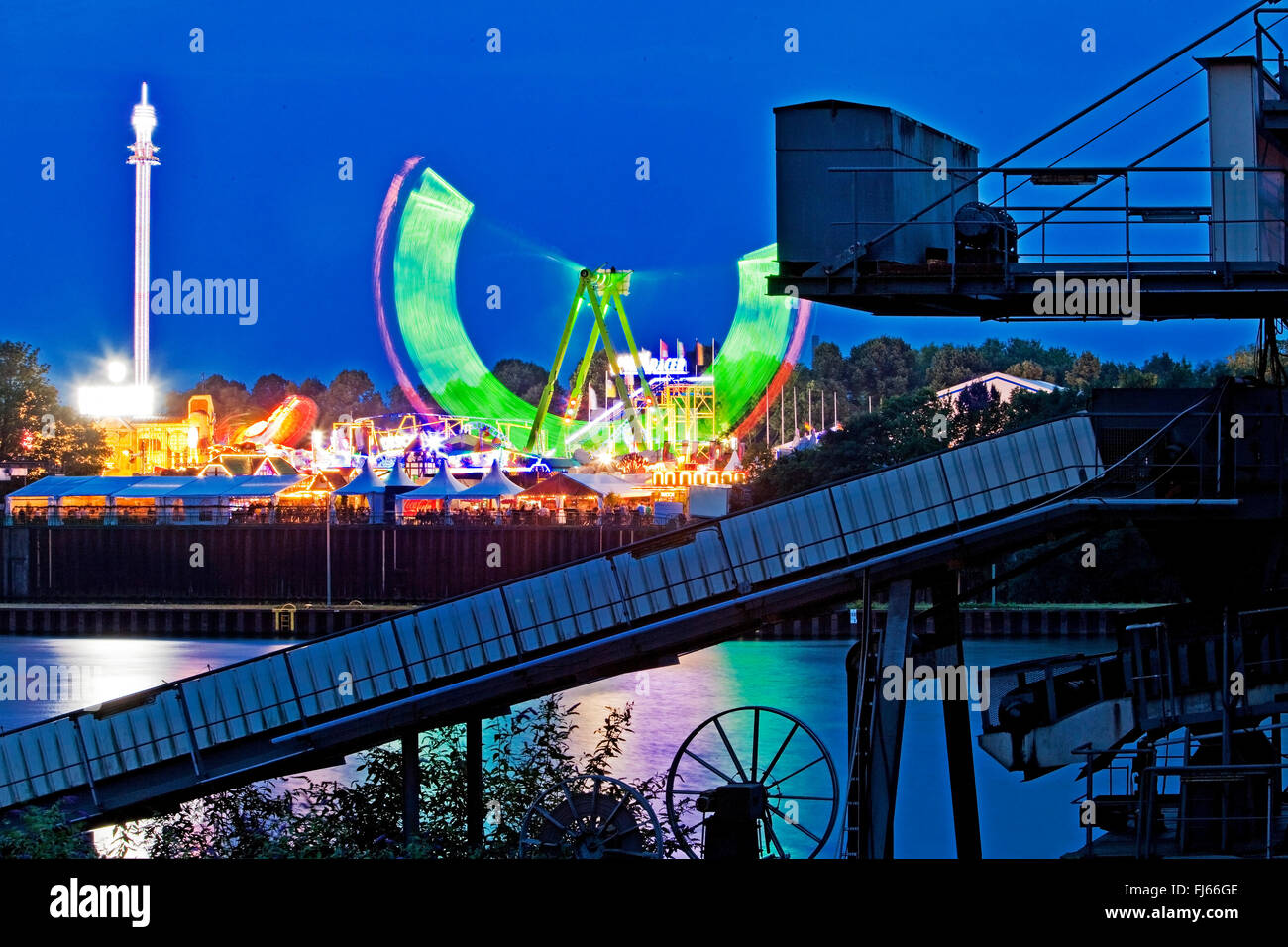 beleuchtete Cranger Kirmes, größte Volksfest von North Rhine-Westphalia, nahe dem Rhein-Herne-Kanal am Abend, Herne, Ruhrgebiet, Nordrhein-Westfalen, Deutschland Stockfoto