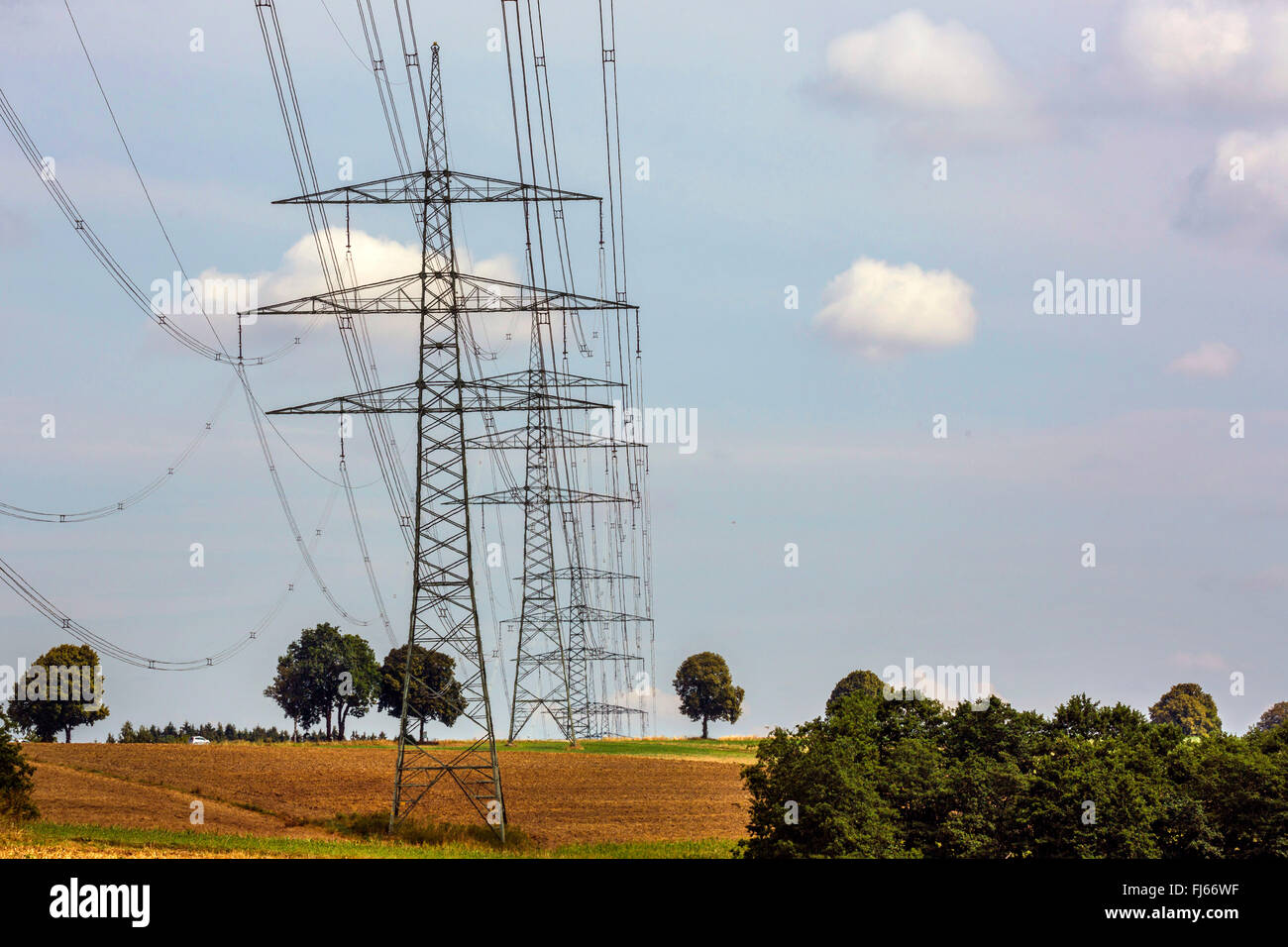 Hochspannungsleitungen im Bereich Landschaft, Deutschland, Bayern, Oberbayern, Oberbayern Stockfoto