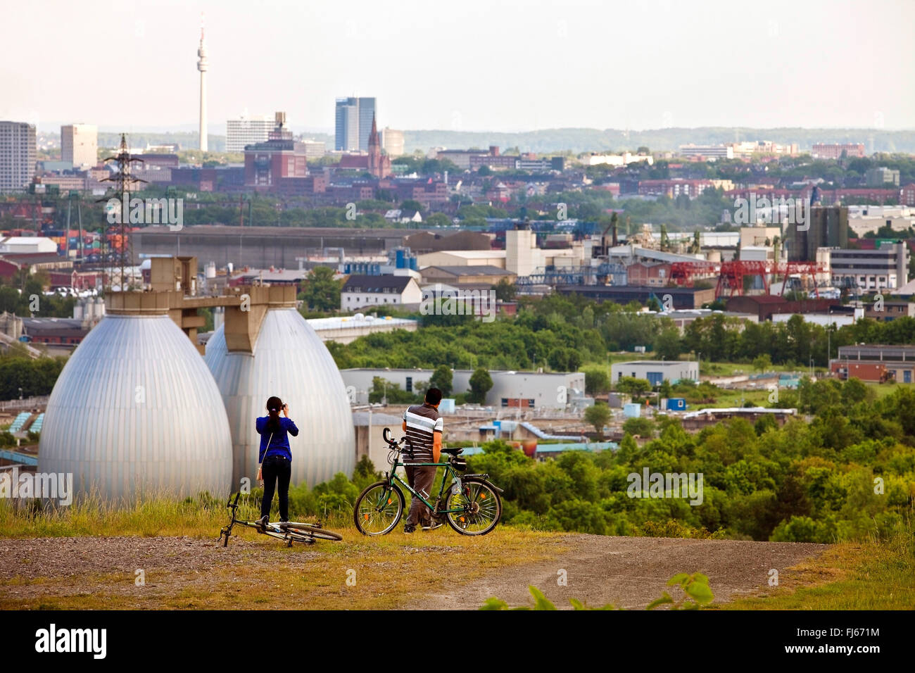 zwei Radfahrer über die ehemaligen Abfallbeseitigung Deusenberg Blick auf Dortmund, Deutschland, Nordrhein-Westfalen, Ruhrgebiet, Dortmund Stockfoto