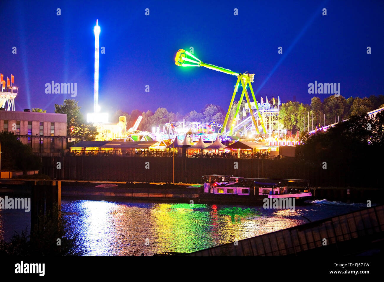 beleuchtete Cranger Kirmes, größte Volksfest von North Rhine-Westphalia, nahe dem Rhein-Herne-Kanal am Abend, Herne, Ruhrgebiet, Nordrhein-Westfalen, Deutschland Stockfoto