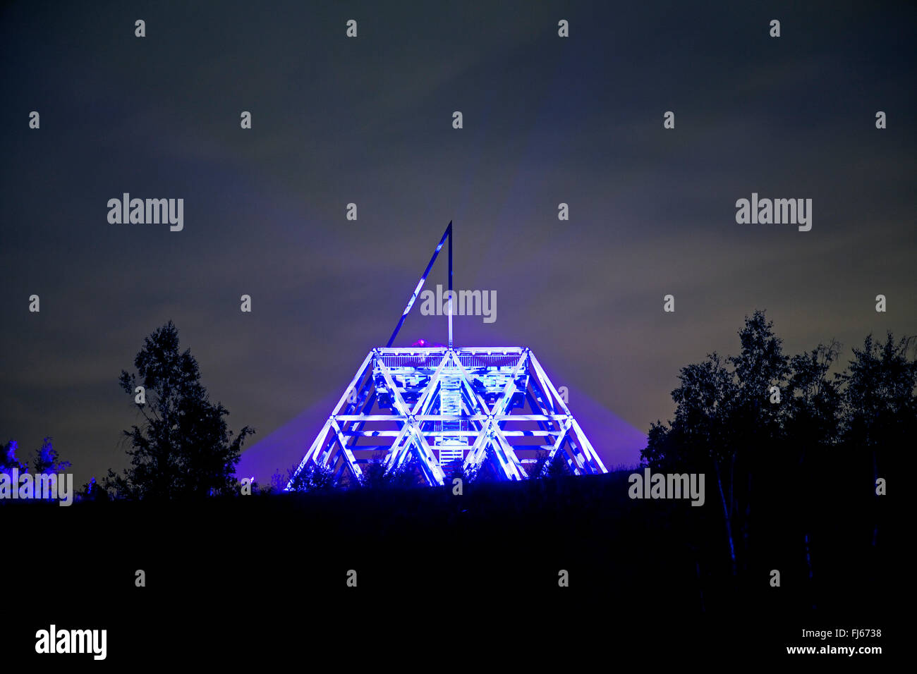 beleuchtete Kunstwerk Spurwerkturm auf der Halde Brockenscheidt in der Nacht, Waltrop, Ruhrgebiet, Nordrhein-Westfalen, Deutschland Stockfoto