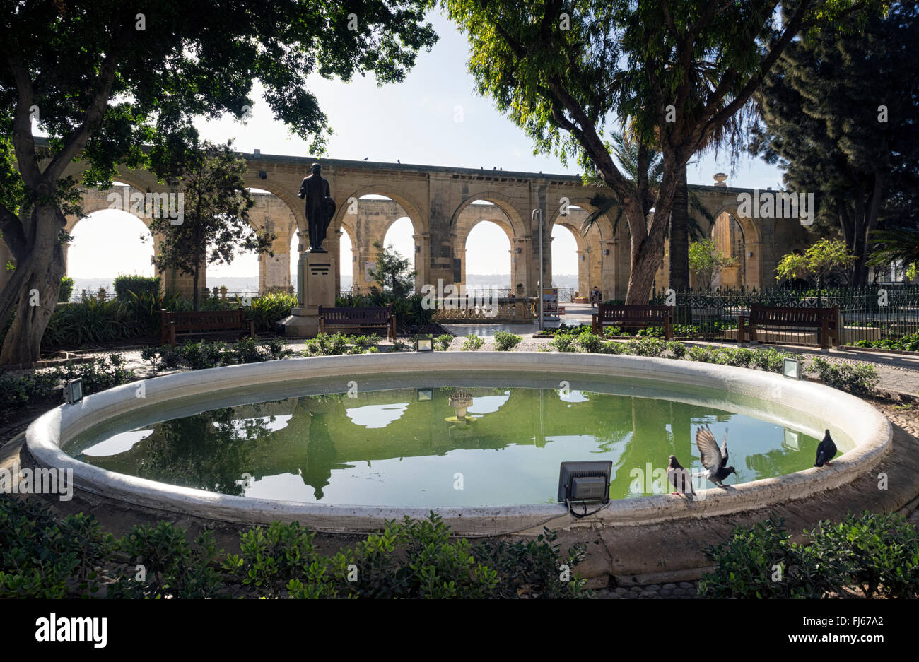 Teich und Bögen in der Upper Barrakka Gardens, Valletta, Malta Stockfoto
