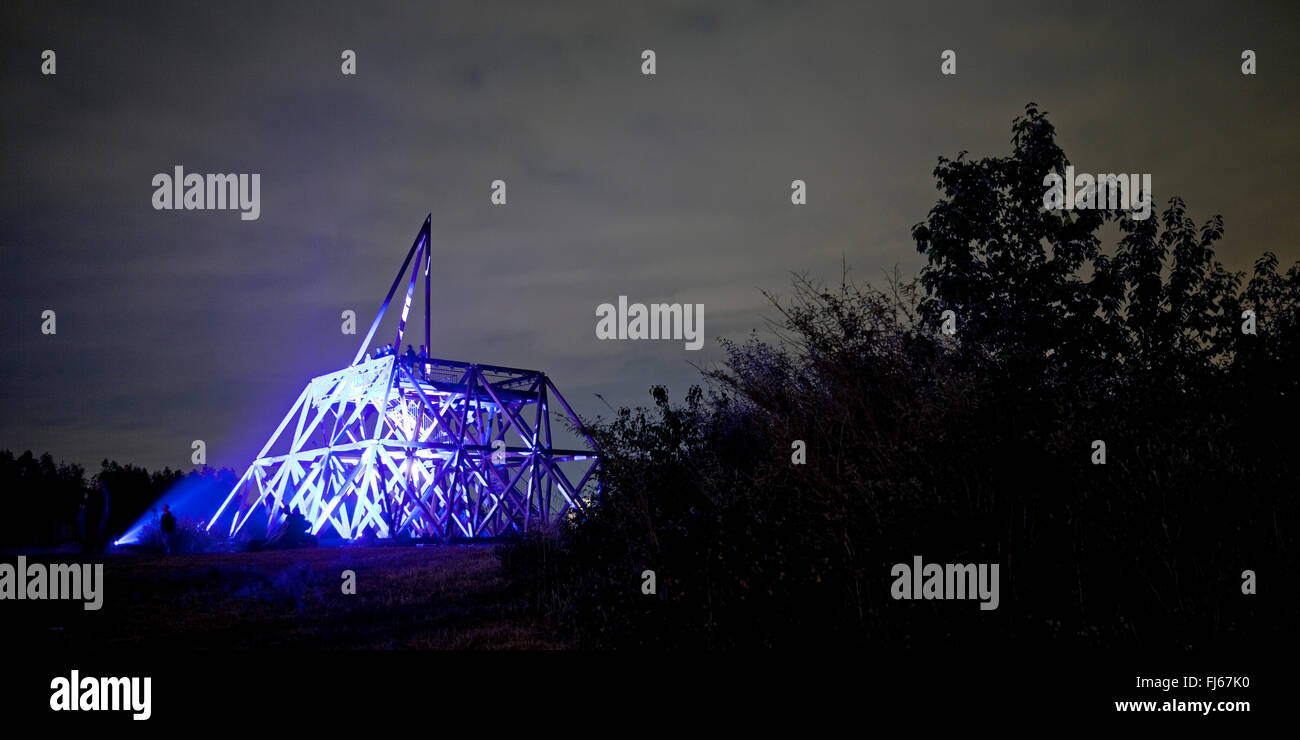 beleuchtete Kunstwerk Spurwerkturm auf der Halde Brockenscheidt in der Nacht, Waltrop, Ruhrgebiet, Nordrhein-Westfalen, Deutschland Stockfoto