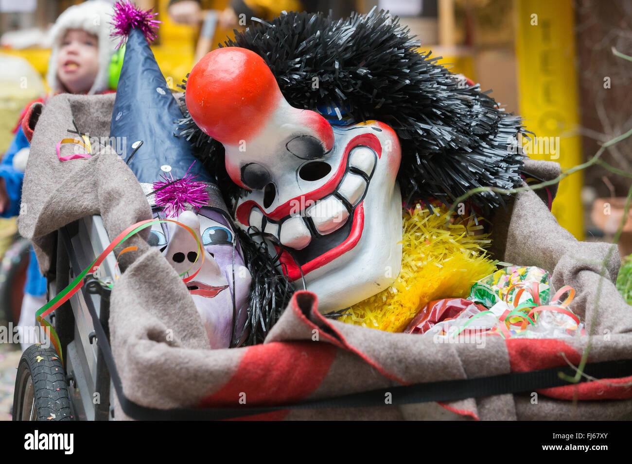 Die Parade der Basler Fasnacht in der Schweiz, mit Clowns, bunten Kostümen,  das Konfetti auf die Zuschauer zu werfen. Es ist ein traditioneller Karneval  Stockfotografie - Alamy