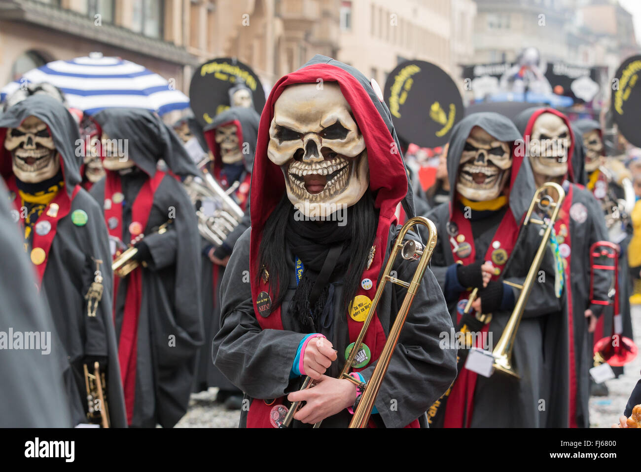 Kostüme und Masken der Tod an den Karneval von Basel in der Schweiz. Es ist  eine jährliche Schweizer Tradition Stockfotografie - Alamy