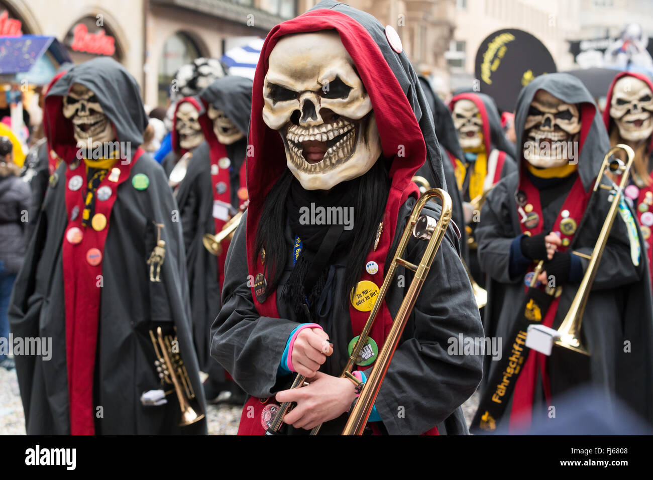 Kostüme und Masken der Tod an den Karneval von Basel in der Schweiz. Es ist  eine jährliche Schweizer Tradition Stockfotografie - Alamy