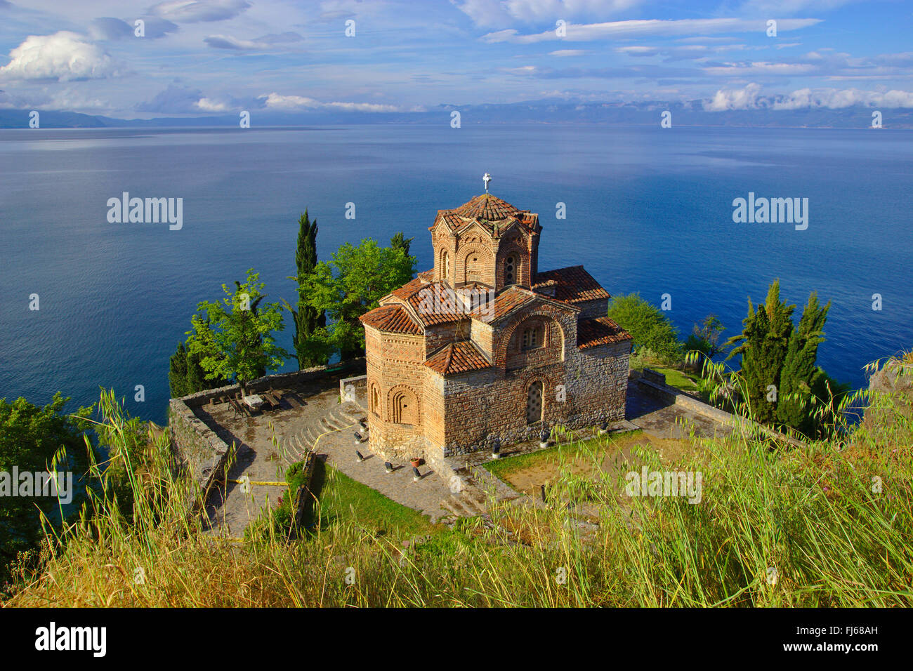 Kirche des Heiligen Johannes am Kaneo auf der Klippe über Kaneo Strand mit Blick auf See Ohrid, Mazedonien, Ohrid Stockfoto