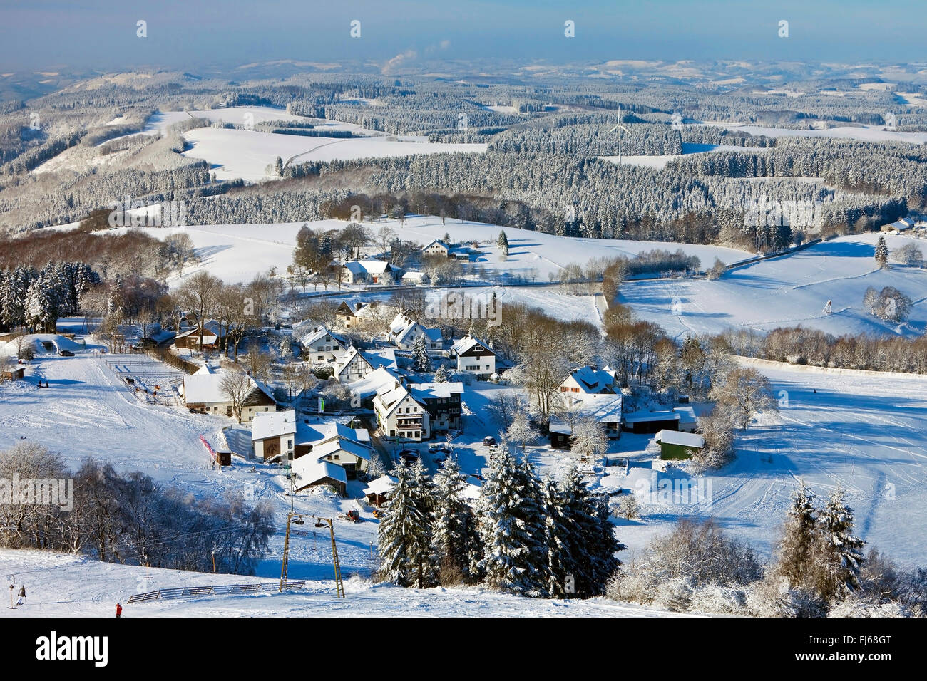 Siedlung Wildewiese in der verschneiten Landschaft, Sundern, Sauerland, Nordrhein-Westfalen, Deutschland Stockfoto