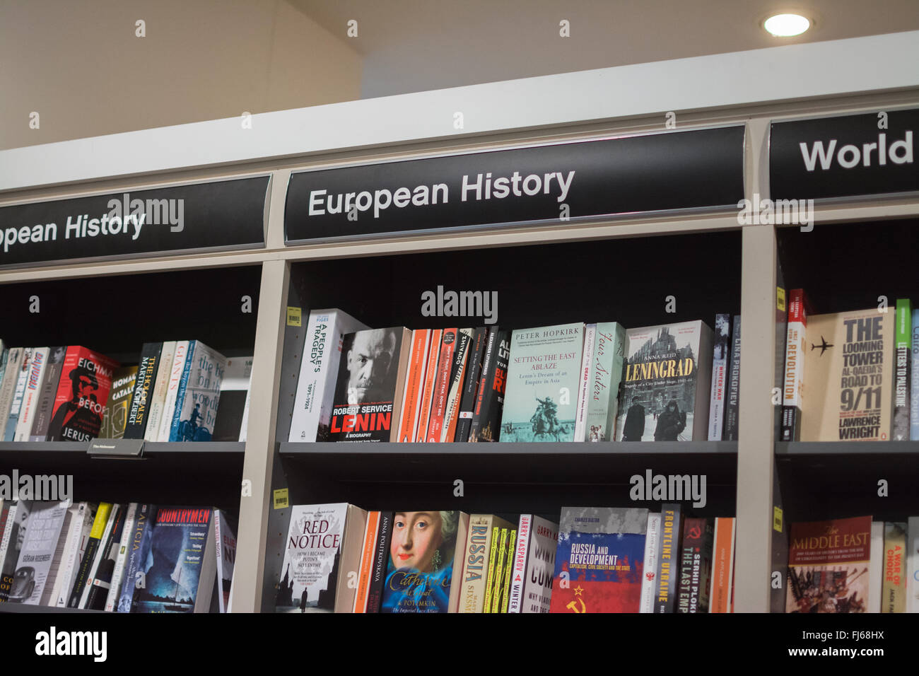 Europäische Geschichtsbücher auf den Regalen in Waterstones Buchladen - Abschnitt Titel - Europäische Geschichte Stockfoto