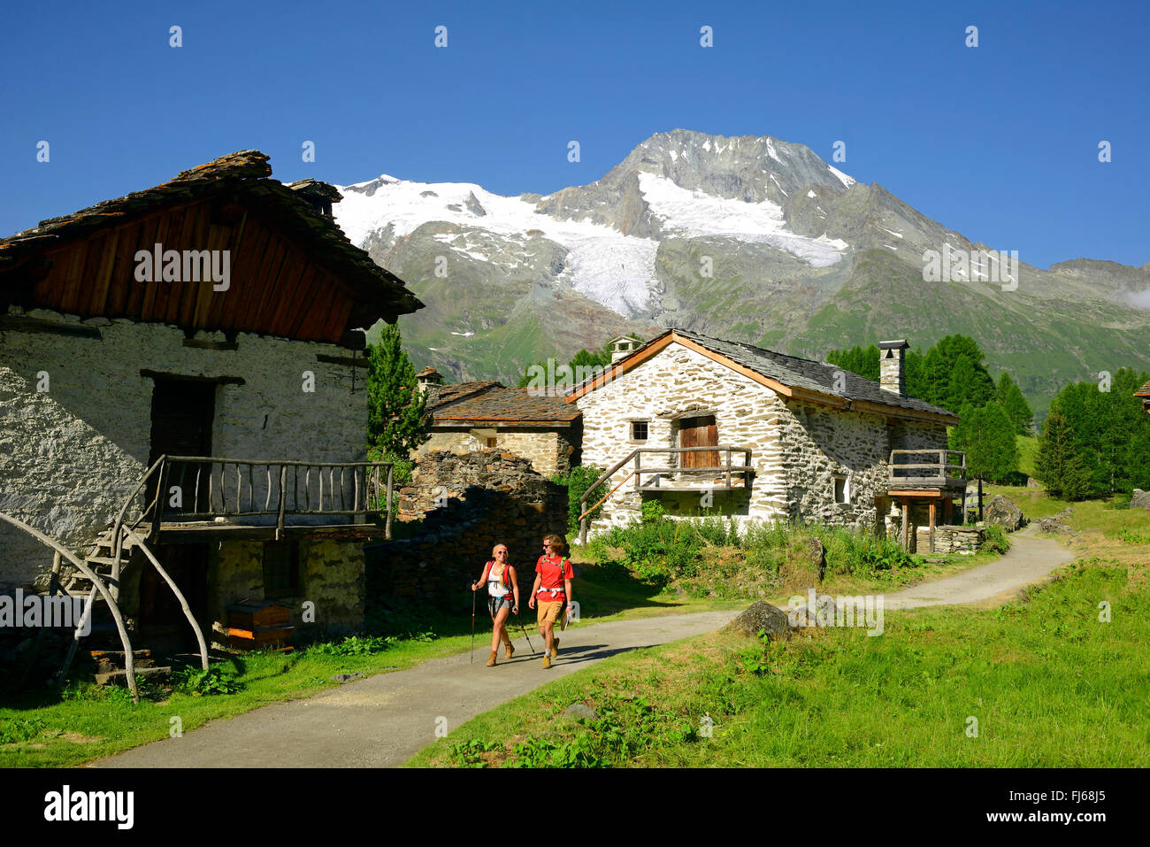 paar zu Fuß in einem kleinen Bergdorf in den französischen Alpen, Le Monal, Frankreich, Savoyen, Le Monal, Sainte-Foy-Tarentaise Stockfoto