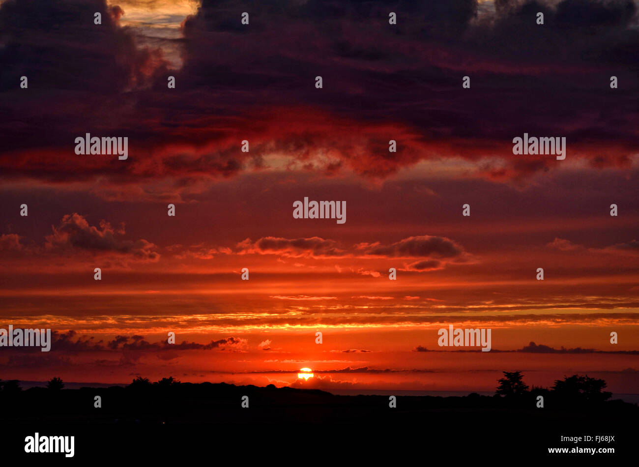 Sonnenuntergang am Meer, Frankreich, Bretagne, DÚpartement C¶ tes-dAEArmor, Erquy Stockfoto