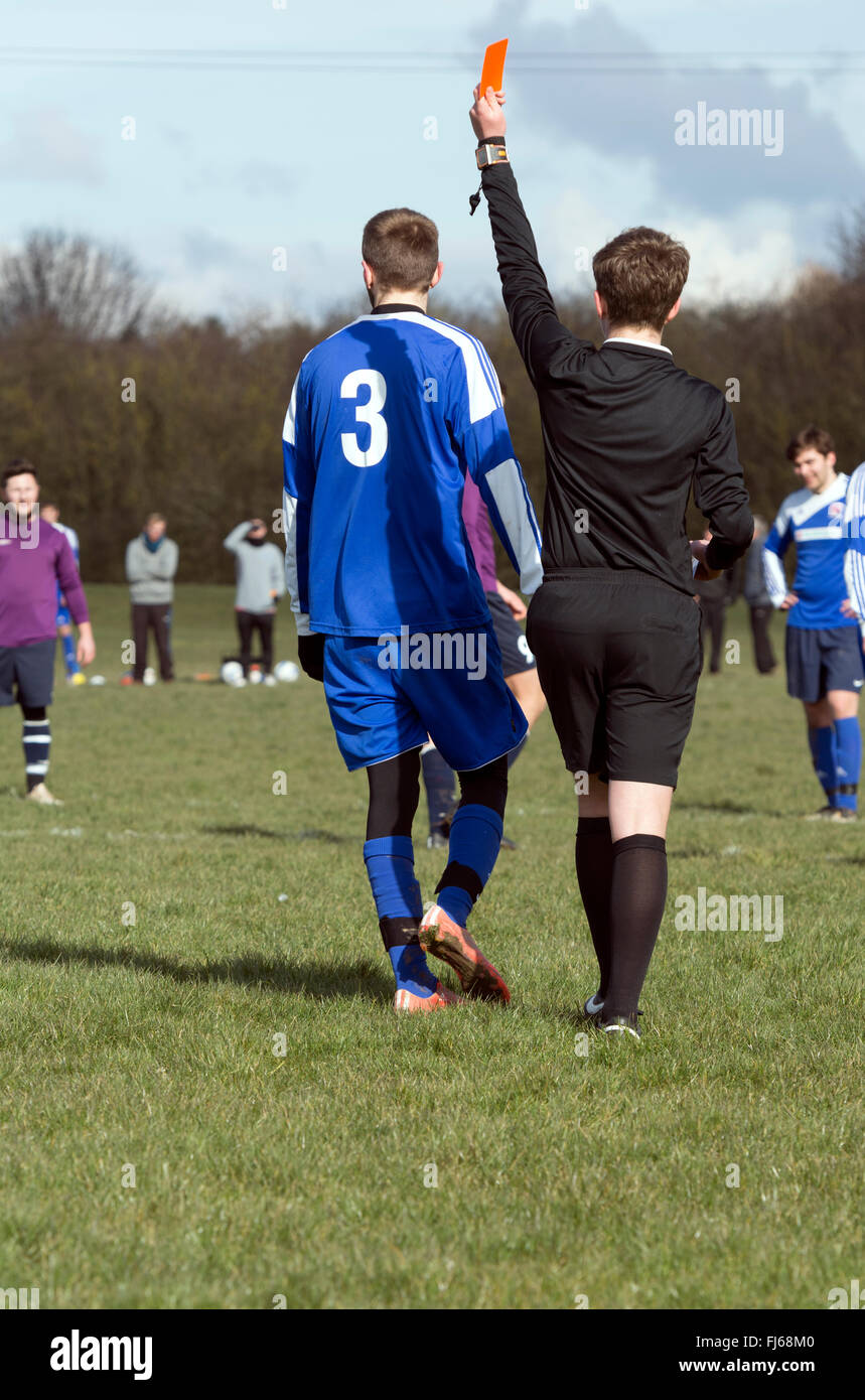 Sonntag-Liga Fußball, Schiedsrichter, Spieler, die rote Karte zeigen die rechtzeitige Absendung Stockfoto