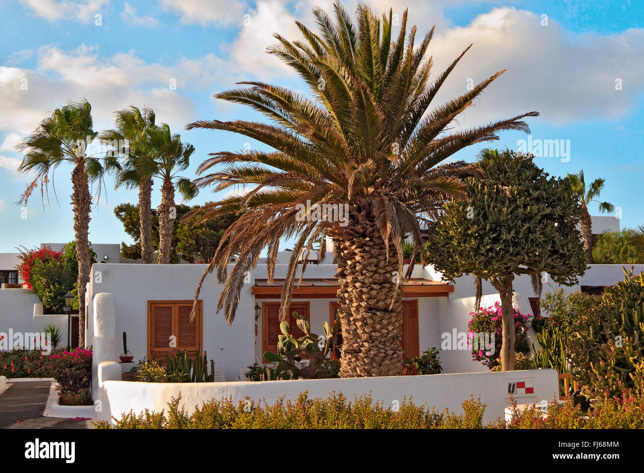 Spanien Lanzarote Playa Blanca Gebäude und Garten Stockfoto