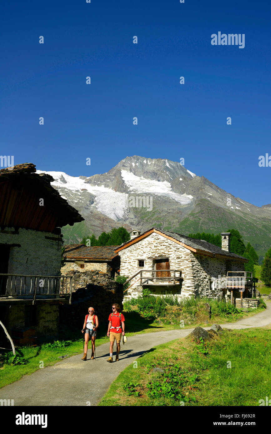 paar zu Fuß in einem kleinen Bergdorf in den französischen Alpen, Le Monal, Frankreich, Savoyen, Le Monal, Sainte-Foy-Tarentaise Stockfoto