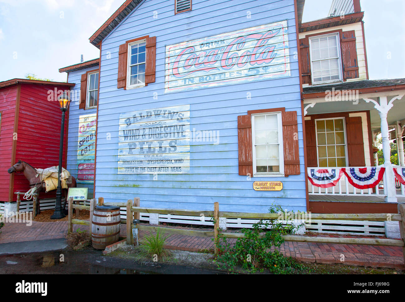 Blick auf den Schildern an der Seite der ältesten Store Museum, St. Augustine, Florida, einschließlich eine Replik von einem Florida Cracker-Pferd. Stockfoto
