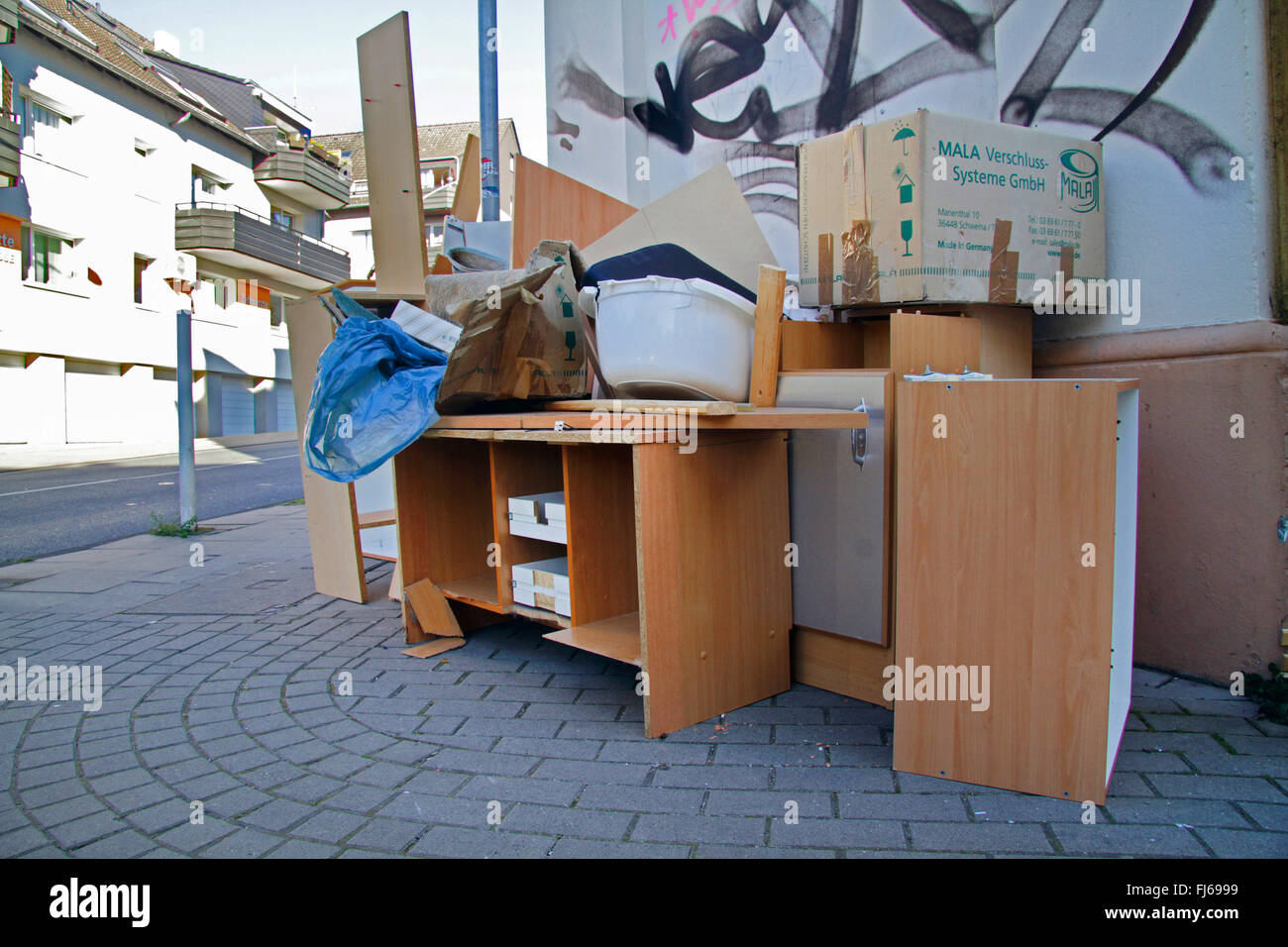 Bulk-Müll auf Bürgersteig, Deutschland Stockfoto