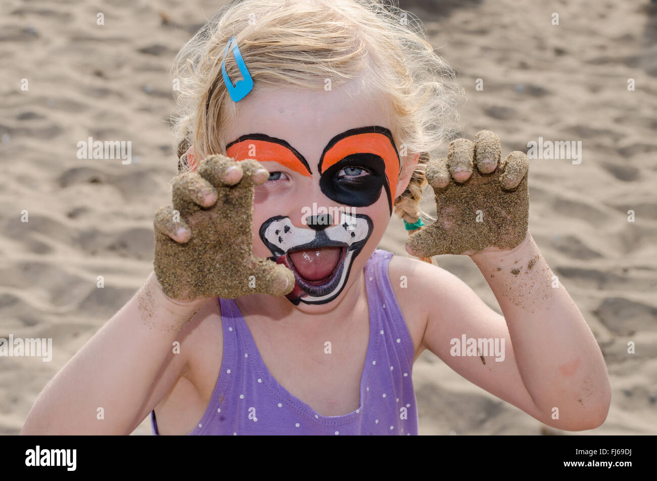 schöne blonde Mädchen mit Kinderschminken Hund Stockfotografie - Alamy