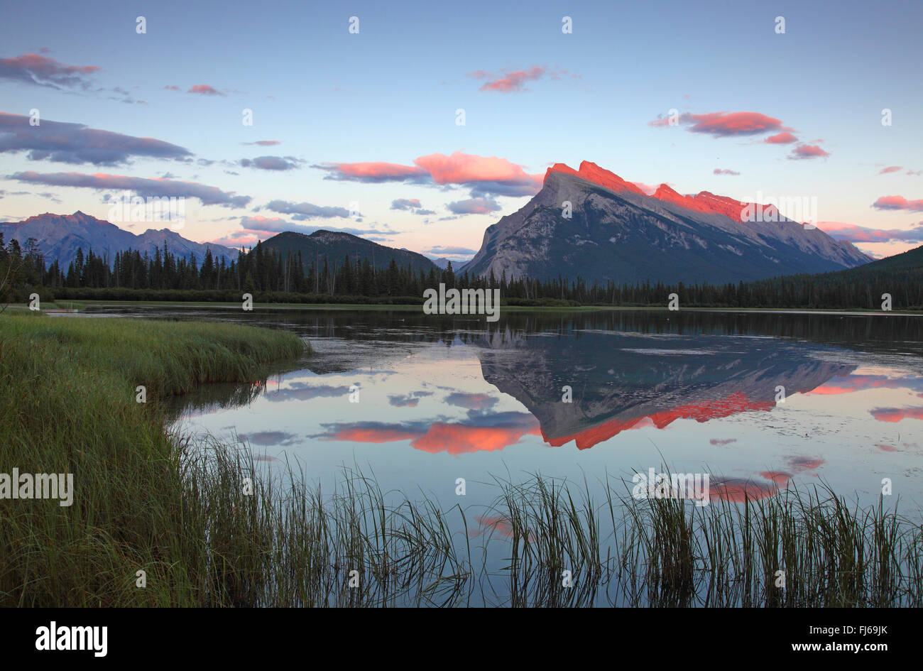 Vermilion See nach Sonnenuntergang mit dem Spiegelbild, Banff, Kanada, Alberta Banff National Park Stockfoto
