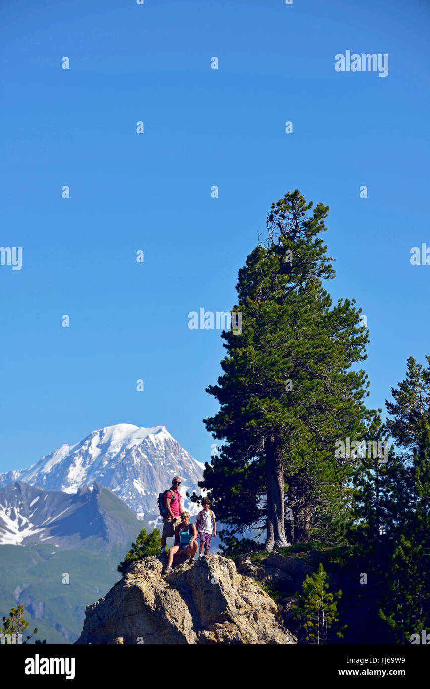 Familie während einer Wanderung in Les Arcs Bourg Saint Maurice, Frankreich, Savoie Stockfoto