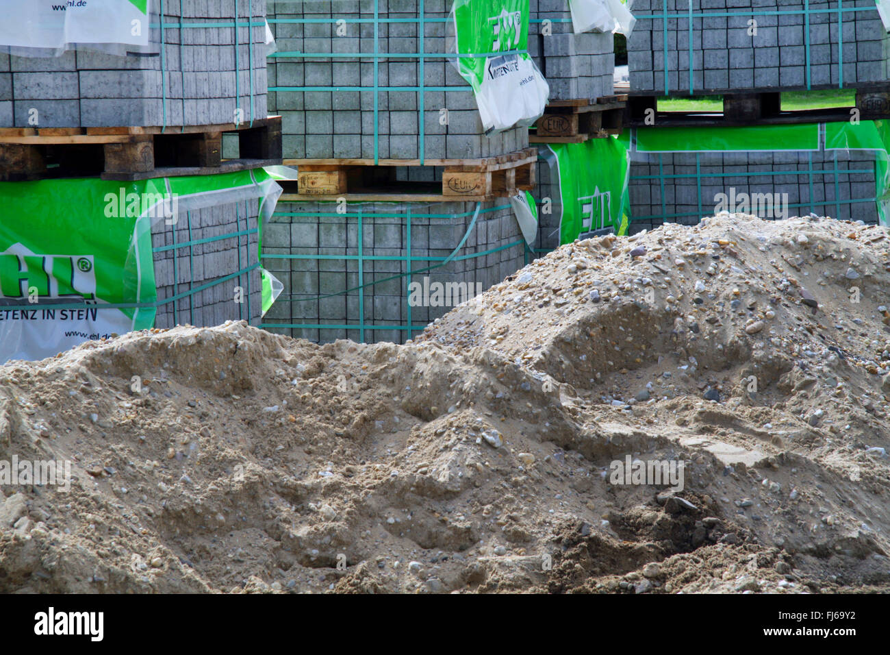 Sand und Pflastersteine für den Strassenbau, Deutschland Stockfoto