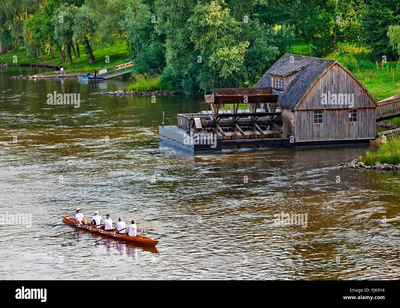 Weser mit Schiff Mühle und Ruderboot, Deutschland, Nordrhein-Westfalen, Ostwestfalen, Minden Stockfoto