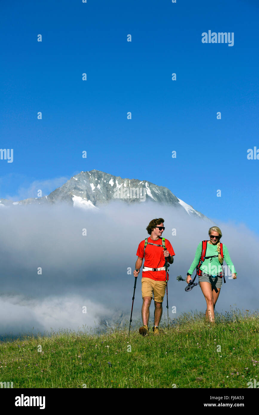 zwei Wanderer in einer Bergwiese, Mont Pourri im Hintergrund, Frankreich, Savoie Stockfoto