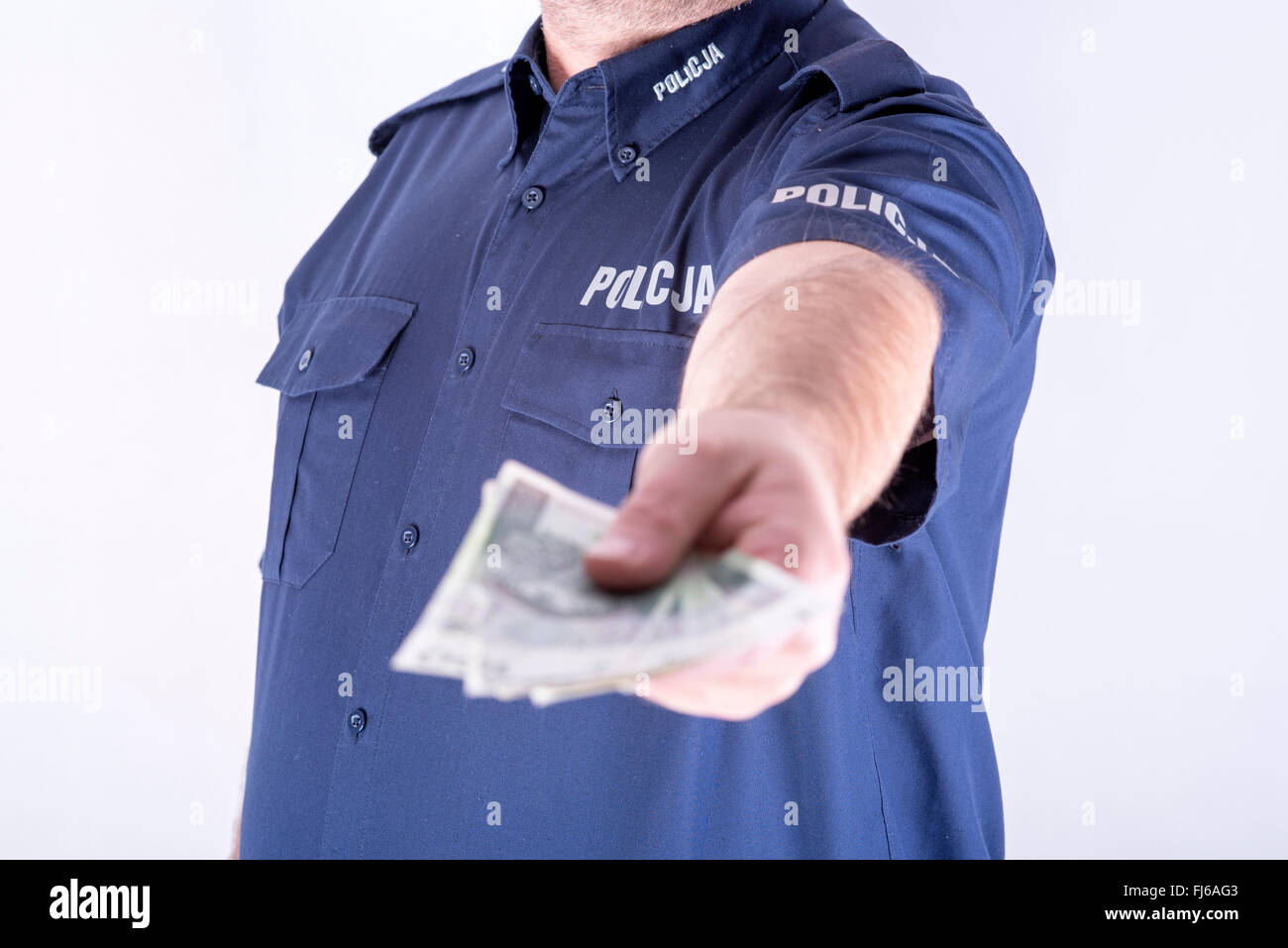 Annahme von Bestechungsgeldern von korrupten polnischen Polizisten Stockfoto