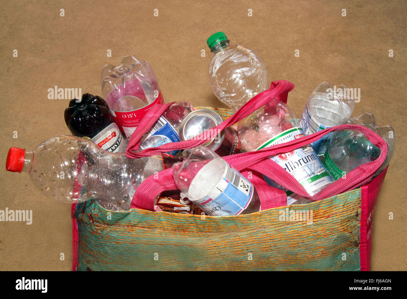 leere Pfandflaschen in einer Tasche Stockfoto