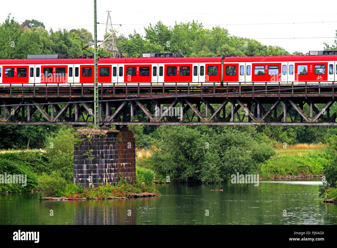 S-Bahn s-Bahn, die Überquerung des Flusses Ruhr, Deutschland, Nordrhein-Westfalen Stockfoto