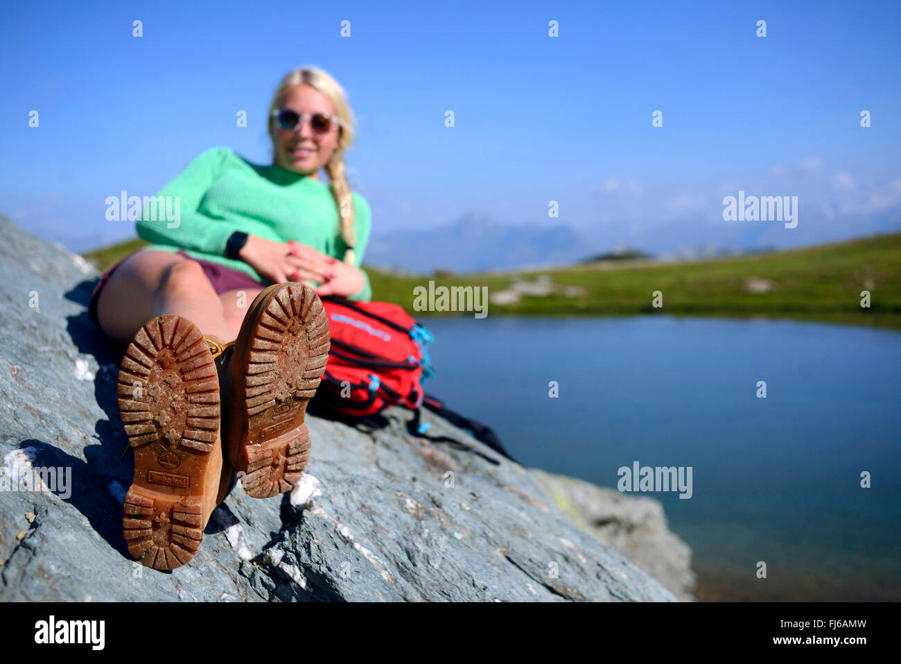 Verschnaufpause der weiblichen Wanderer am See Moutons, Frankreich, Savoyen, Nationalparks Vanoise Stockfoto