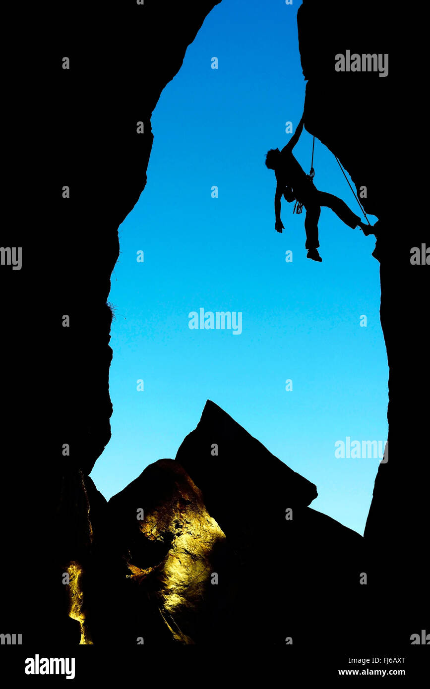 Frau, Kletterfelsen, eine harte Strecke in Savoie, silhouette, Frankreich, Savoie Stockfoto