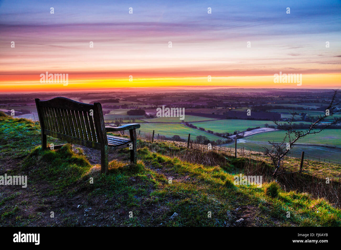 Blick auf das Vale of Pewsey in Wiltshire bei Sonnenaufgang. Stockfoto