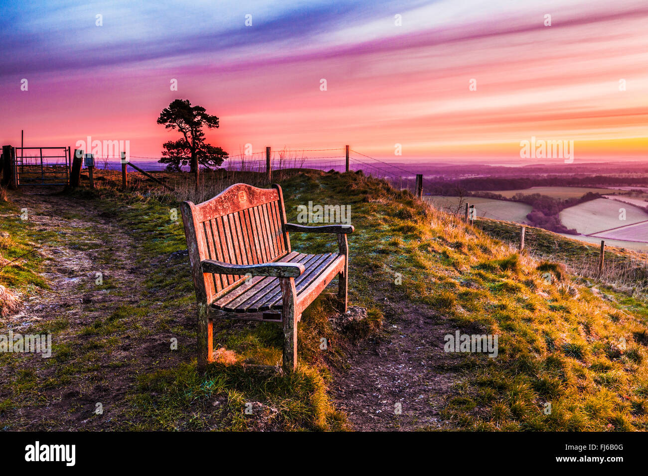 Blick auf das Vale of Pewsey in Wiltshire bei Sonnenaufgang. Stockfoto