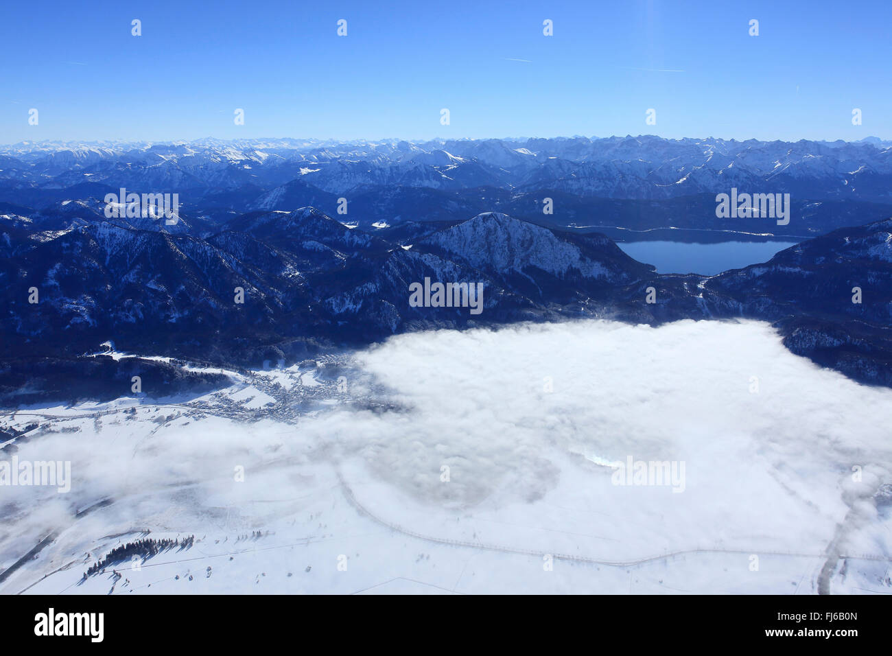 Nebel über dem Kochelsee, Walchensee im Hintergrund, Luftaufnahme, Deutschland, Bayern Stockfoto