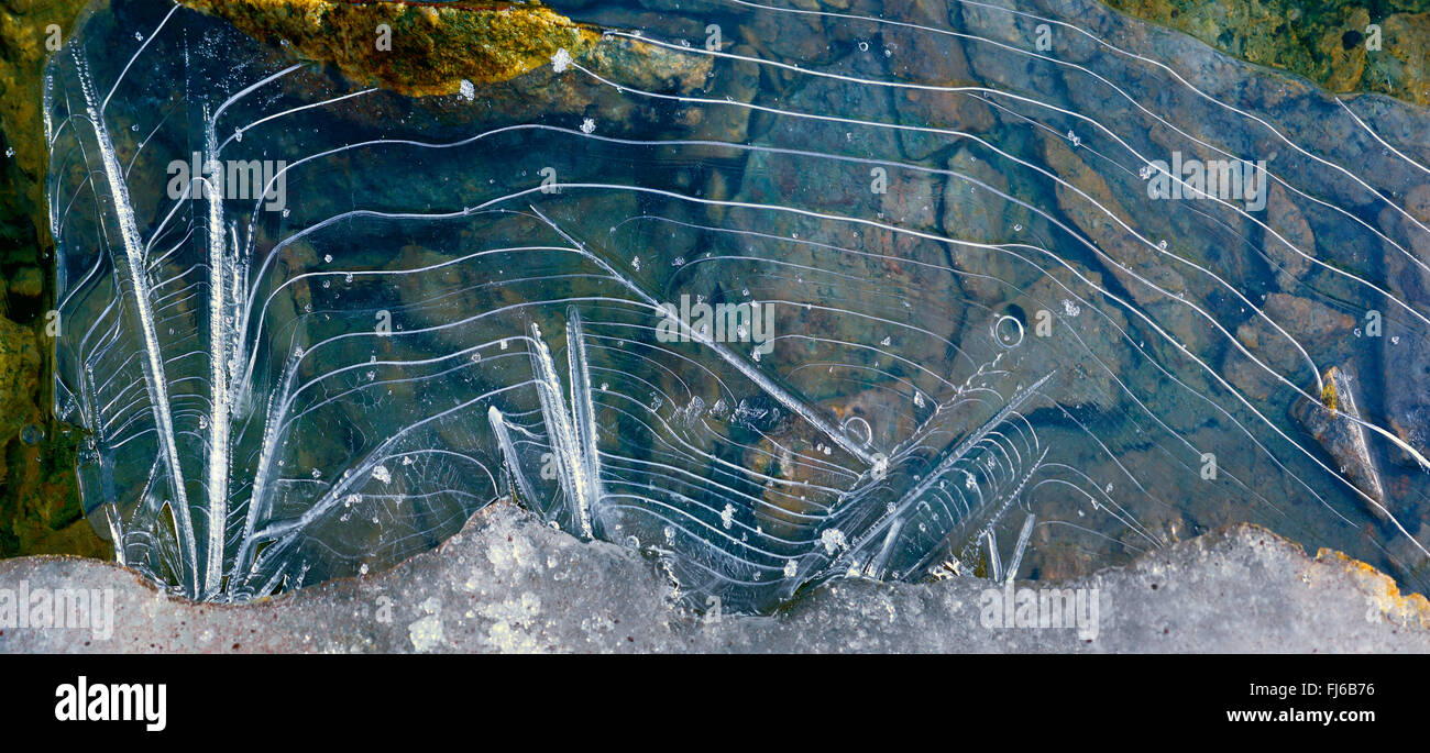 Blatt des Eises an einem Bergsee im Sommer, Savoie, Frankreich, Carro, Nationalparks Vanoise Stockfoto