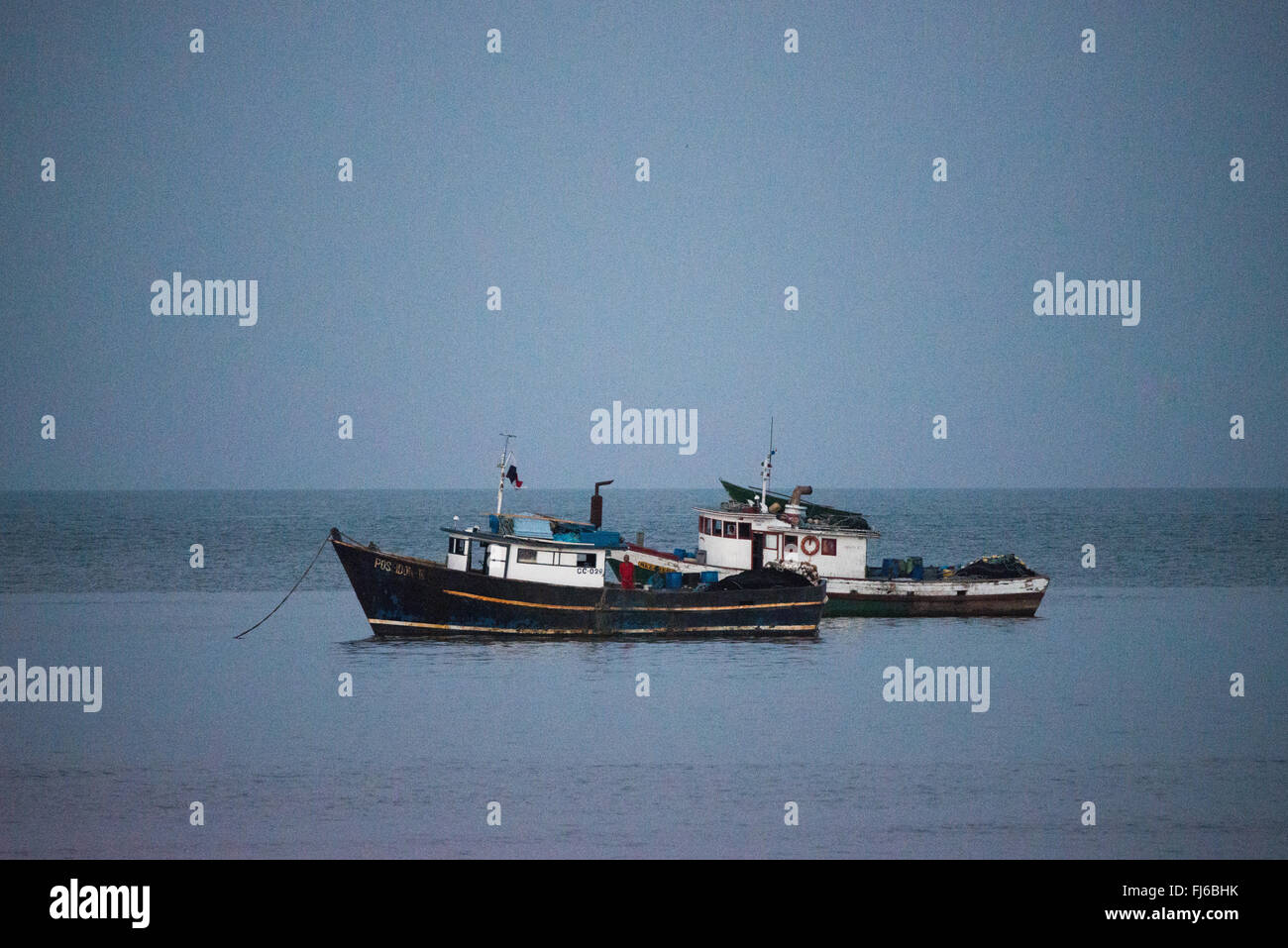 PANAMA-STADT, Panama — zwei Holzfischboote vor Panama-Stadt, Panama, an der Panama-Bucht vor Muschelgewässern. Stockfoto