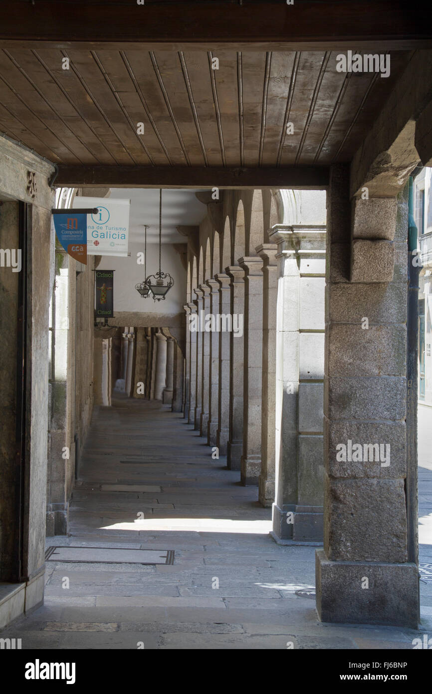 M eine der Straßen der alten Stadt Arkaden zum Schutz vor den häufigen Regen Santiago De Compostela, Spanien habe Stockfoto