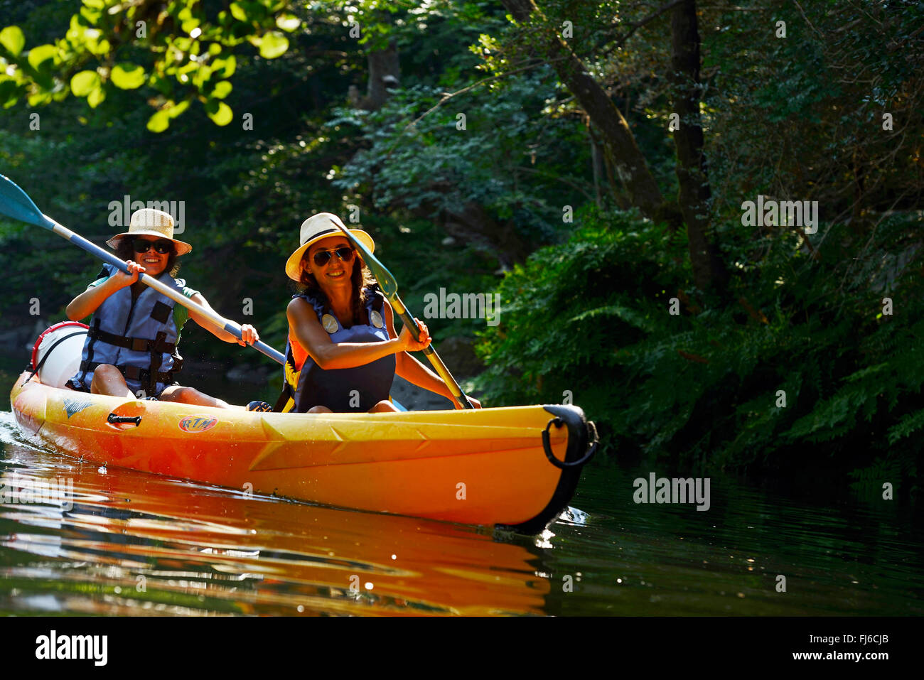 zwei Frauen, Kanufahren auf dem Fluss Golo, Frankreich, Korsika, Bastia Stockfoto