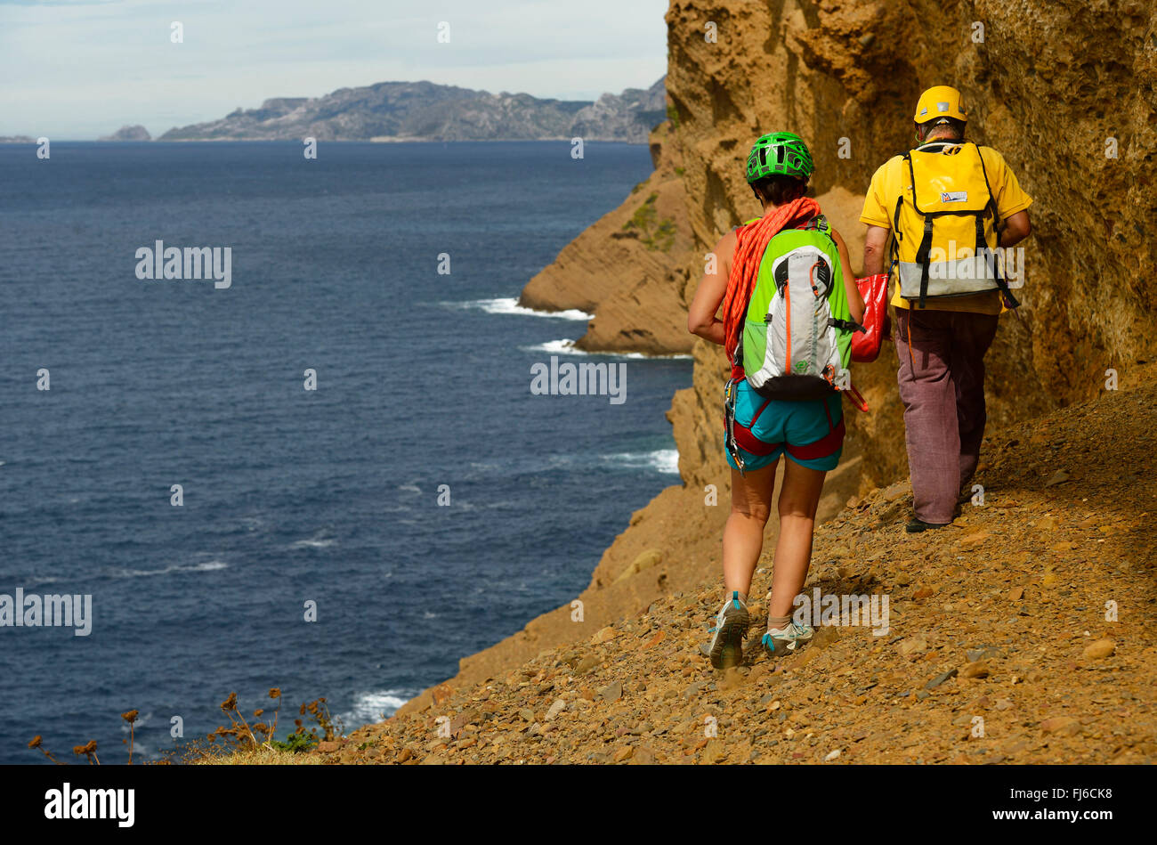 zwei Wanderer an der Unterseite der Küste Felsen Bec de l'Aigle, Abenteuer Weg, Frankreich, Provence, Calanques Nationalpark La Ciotat Stockfoto