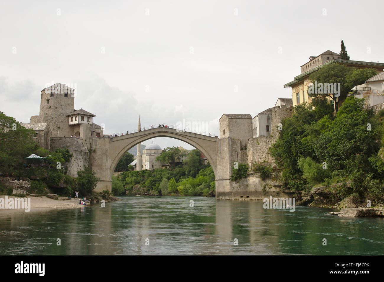 Stari Most (alte Brücke) und Koski Mehmed Pasa Moschee in Mostar, Bosnien und Herzegowina Stockfoto